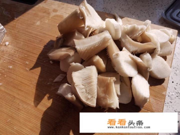 蘑菇油菜怎么做？油菜蘑菇家常做法？