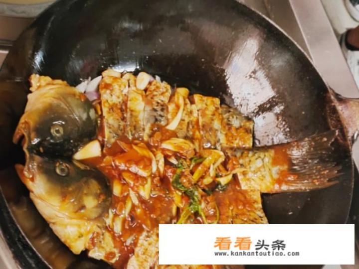 清炖鲤鱼头怎么做好吃？鲤鱼头的最佳吃法？