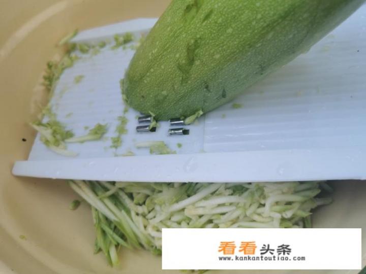 西葫芦鸡蛋饺子馅怎样做的呢？西葫芦鸡蛋饺子？西葫芦鸡蛋素馅怎么调最好吃？