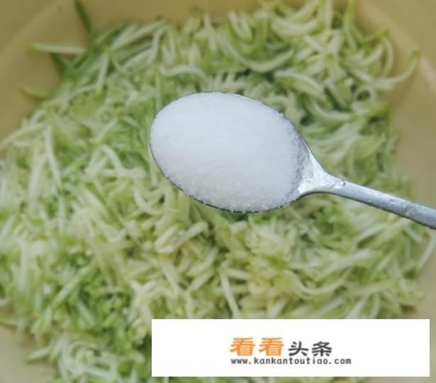 西葫芦鸡蛋饺子馅怎样做的呢？西葫芦鸡蛋饺子？西葫芦鸡蛋素馅怎么调最好吃？