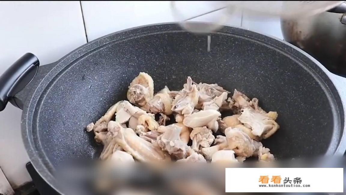 秋天鸡汤怎么炖补气血增强免疫力？补气血食谱？