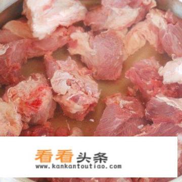 红烧牛肉土豆洋葱西红柿的做法？红烧土豆牛肉里要放糖吗？