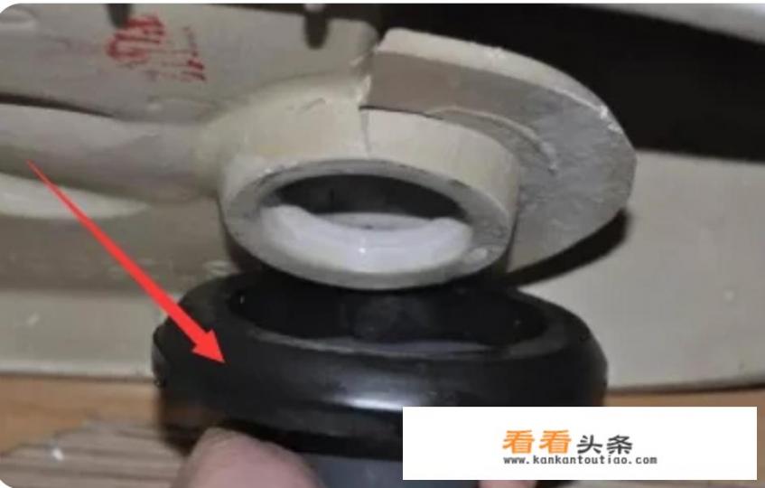 马桶底部孔洞渗水彻底解决方法 ？马桶底座漏水怎么修？