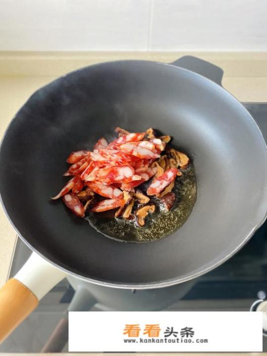 腊肠蒸米饭的电饭锅做法？香肠饭的做法电饭煲做，水加多少？