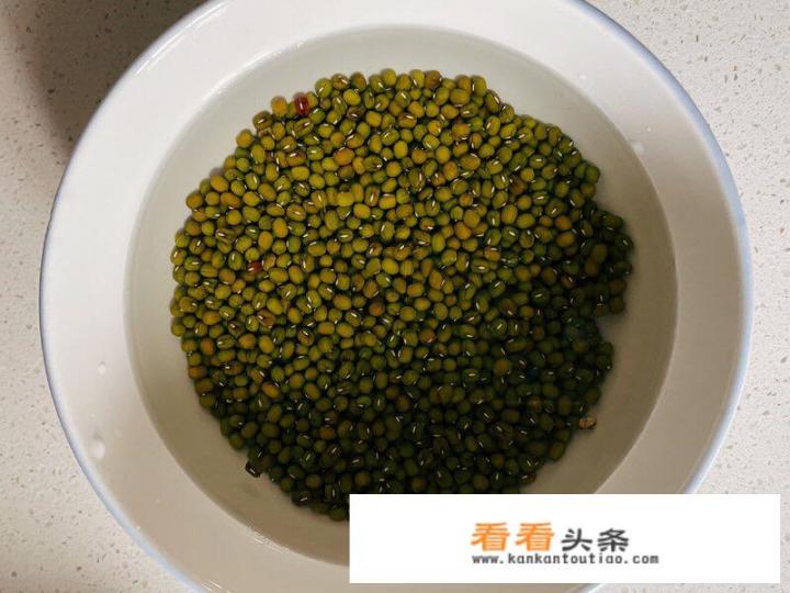 绿豆芽怎样发的又粗又白？