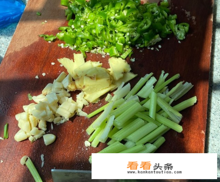 水煮活鱼的家常做法和步骤？