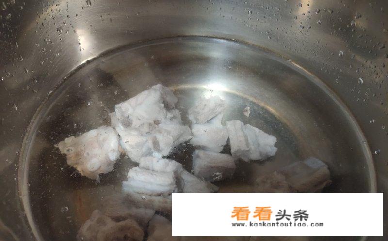 莲藕炖排骨汤的正确方法？