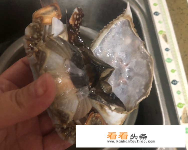 怎么把螃蟹洗干净？