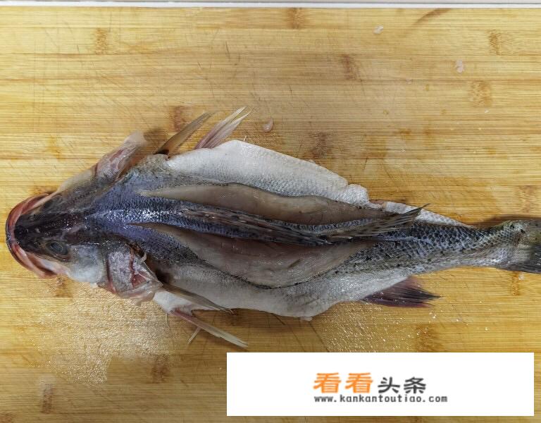 鲈鱼的最佳家常清蒸方法？