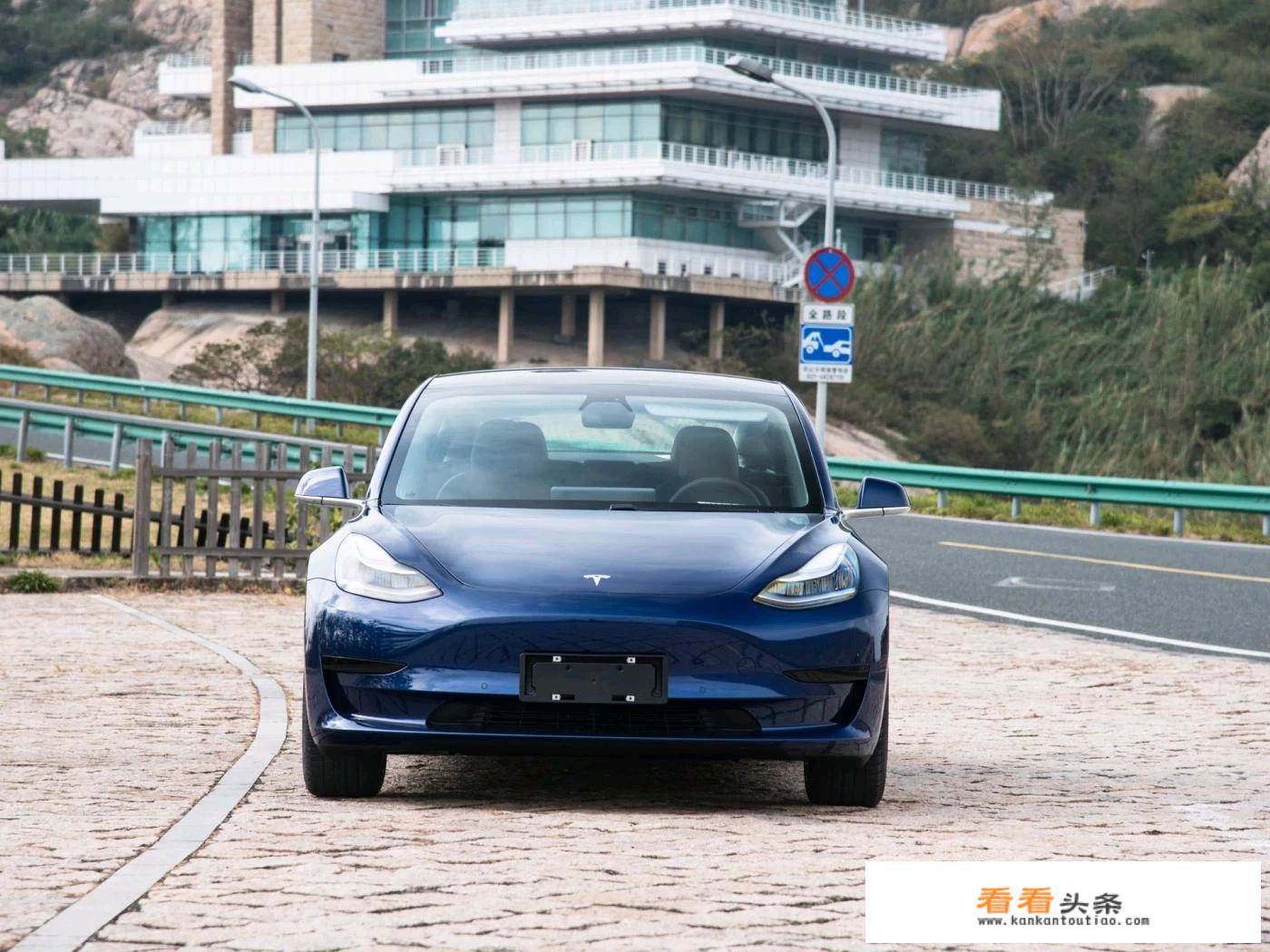 国产特斯拉Model3降到了30万以内，作为年轻人的第一辆车，建议选它吗