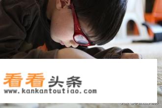 孩子借了学校同学的手机，每天晚上在房间偷偷的玩，我该不该去阻止他