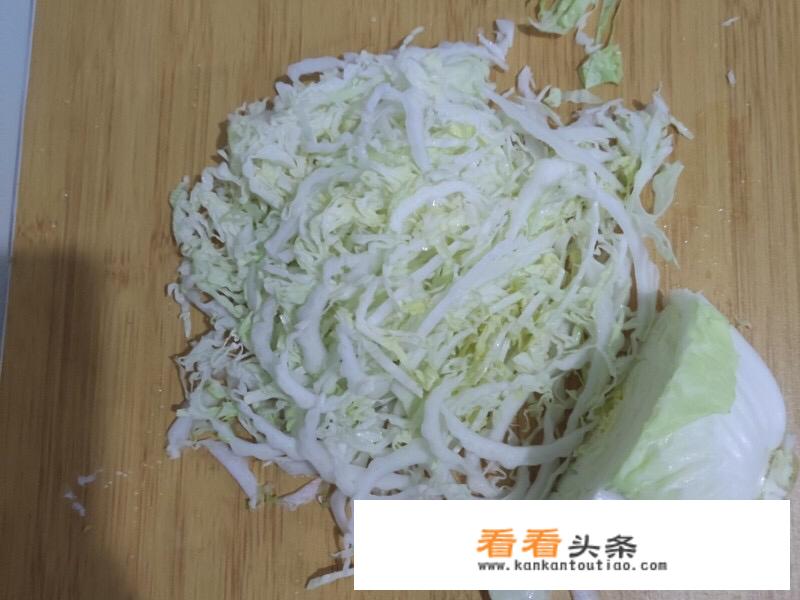 东北凉拌白菜丝的做法？_东北凉拌白菜丝的做法