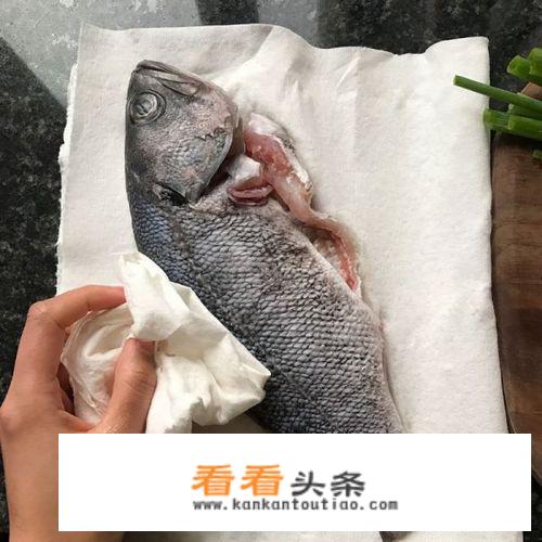 鱼不粘锅的三个方法？_鱼如何煎不粘锅