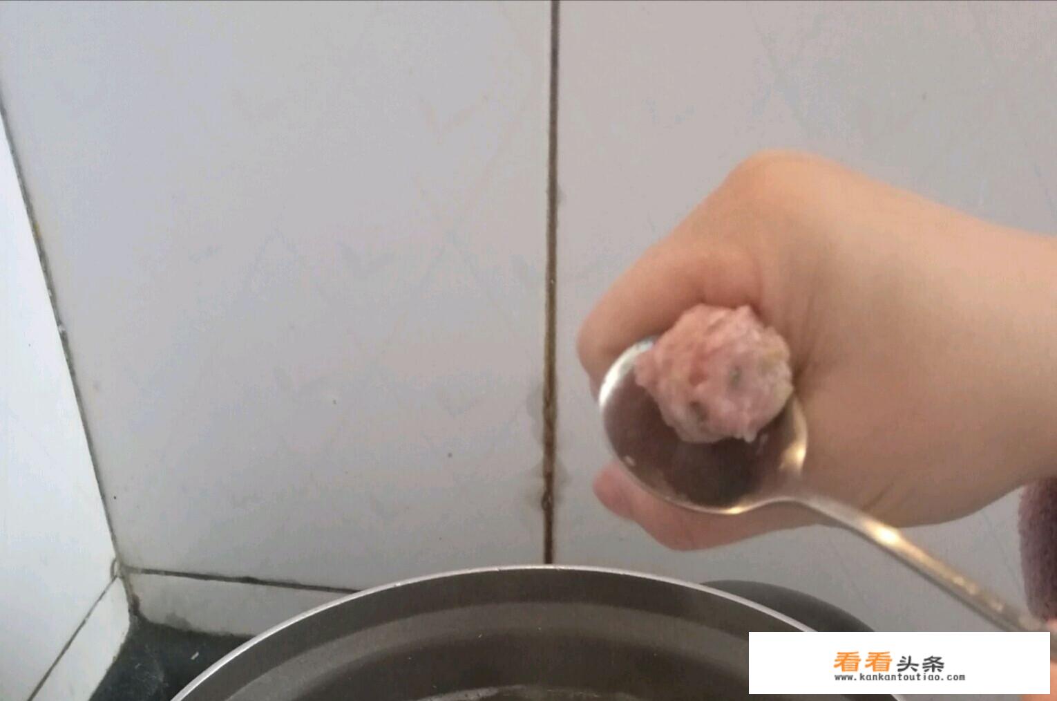 水汆丸子怎么做最好吃？_猪肉水汆丸子做法视频