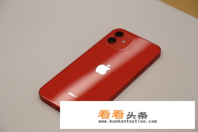 学生党打算换个手机，买iPhone12还是11呢？_苹果11外观和12