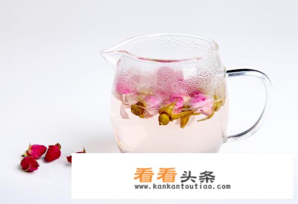 玫瑰花泡水有什么好处？还可以和什么一起泡水喝？_35种花茶的搭配以及功效