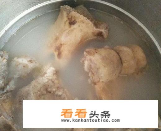 牛骨头汤如何炖得汤清有回甘，需要下什么配料？_牛骨头汤的做法视频