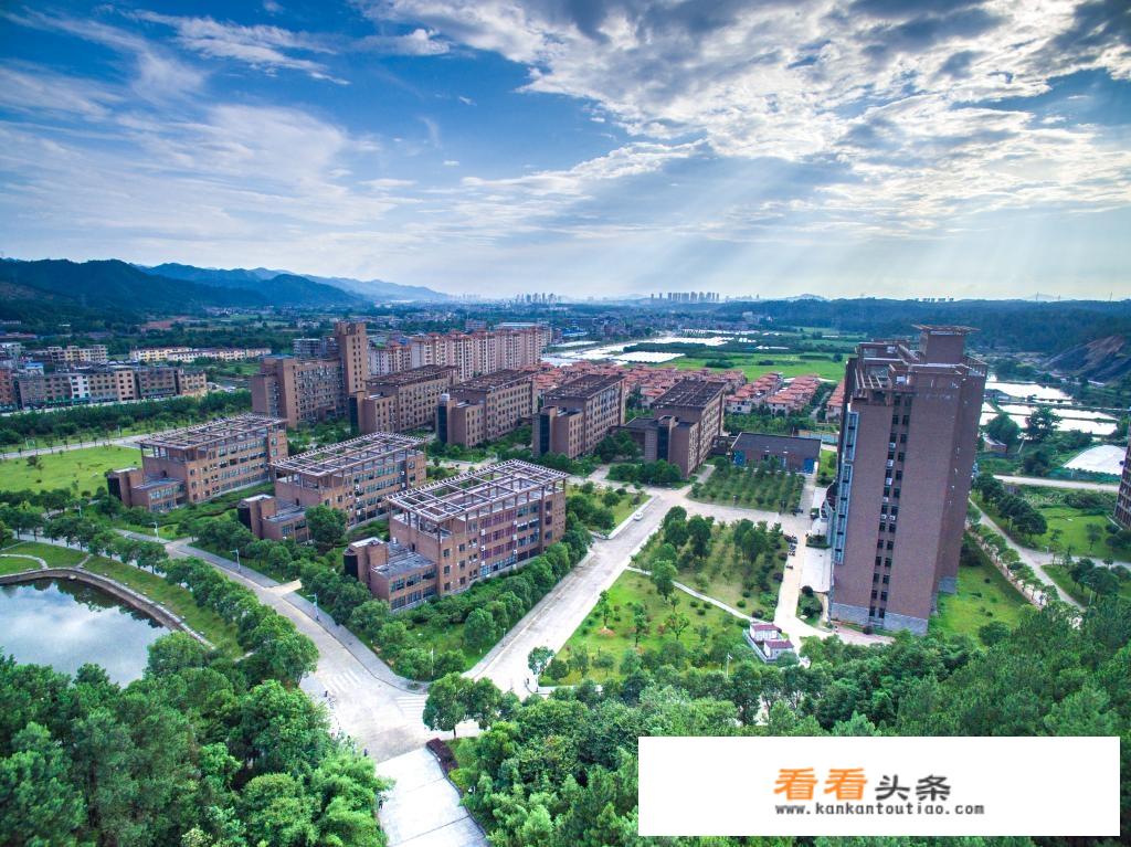 景德镇陶瓷大学是一所什么层次的大学，在江西可以排在什么位置？