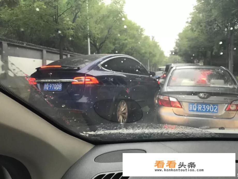 开国产车路上经常被后车“滴”，开豪车就很少会碰到这种事，你怎么看？