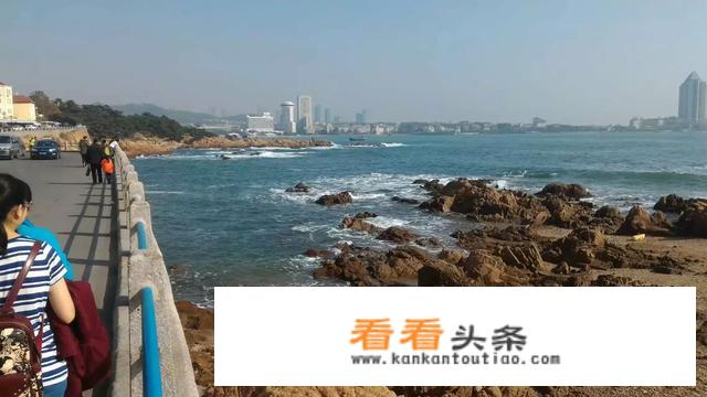 去青岛旅游想只住一个地方，请问住哪里交通比较方便？