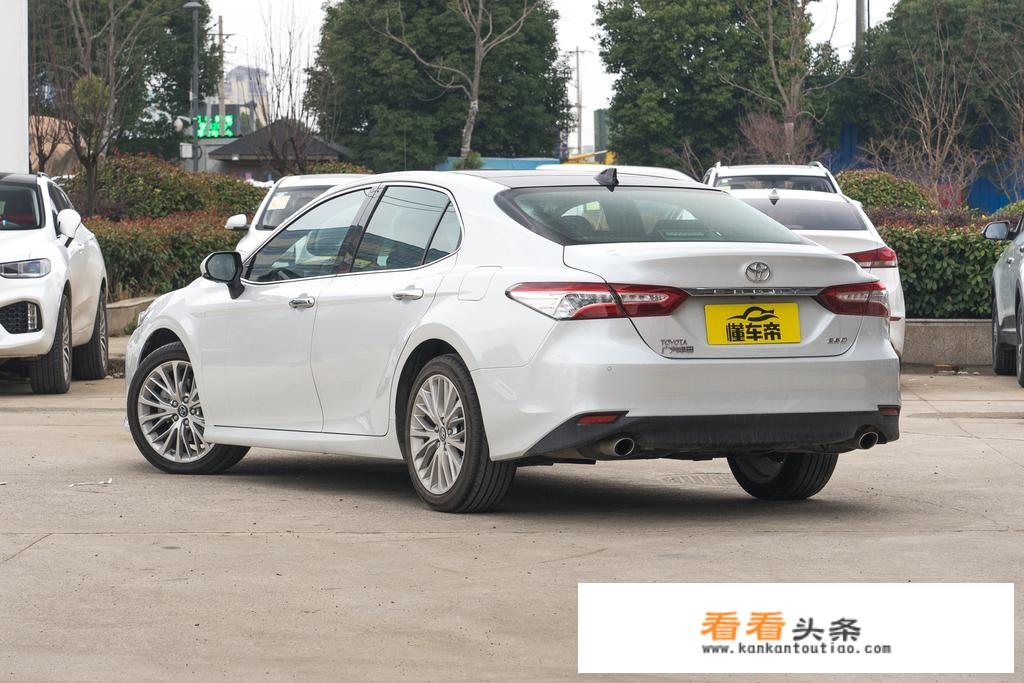 丰田凯美瑞混动2.5豪华版的落地价在各地都是多少？价格受什么因素影响？