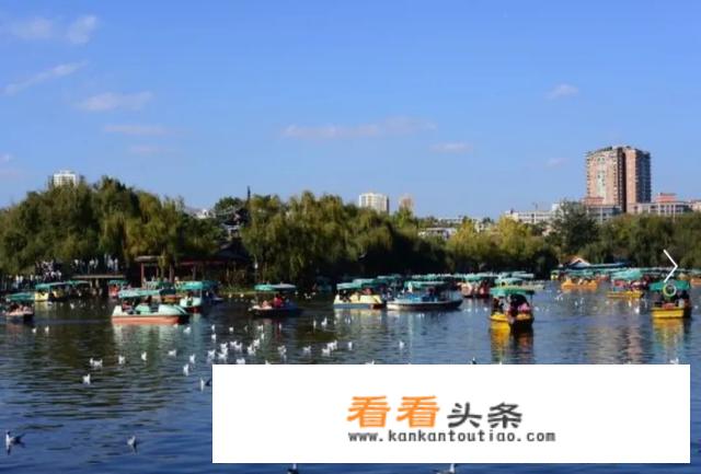 去云南昆明玩，坐火车去的话，在昆明站下还是在昆明西站下好呢？接着到丽江大理玩的，知道的请指导下？