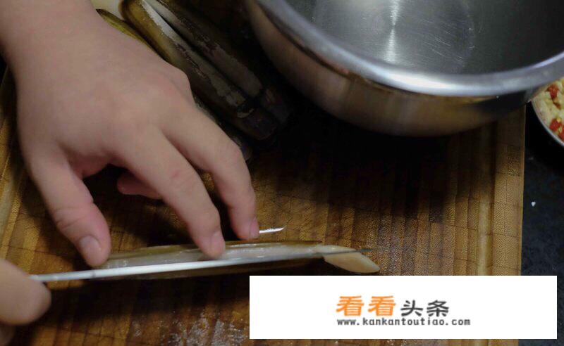 蛏子怎么洗干净和除内脏？