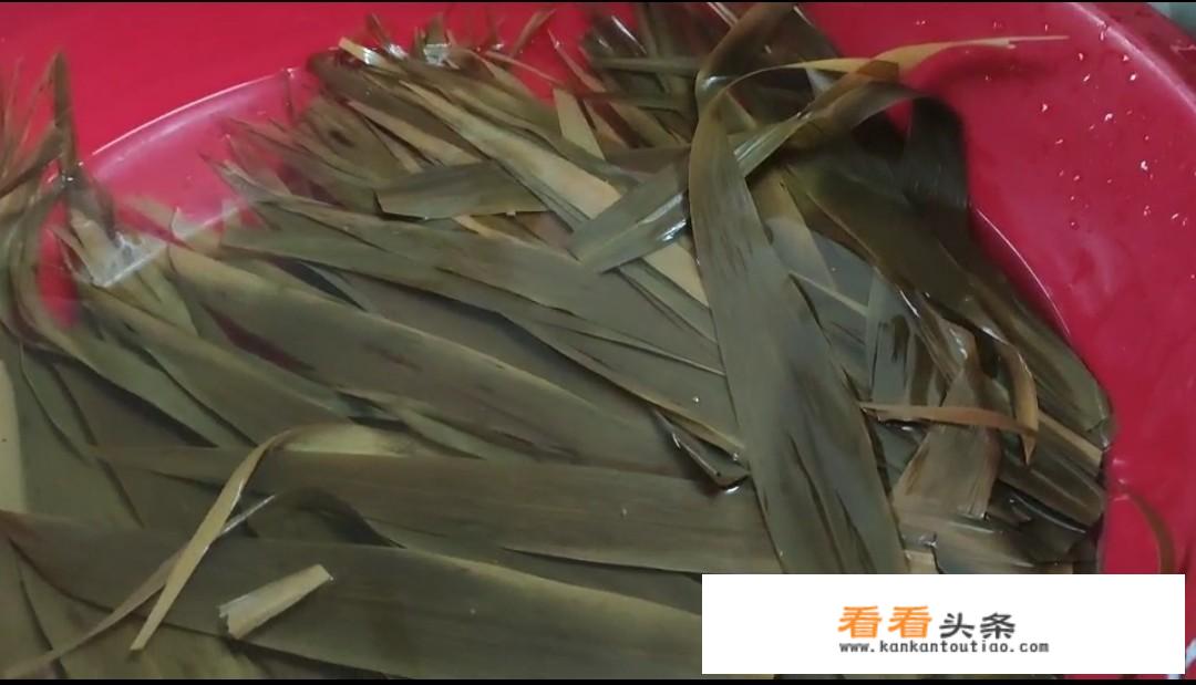 图片上的粽子上的白色的东西是什么？
