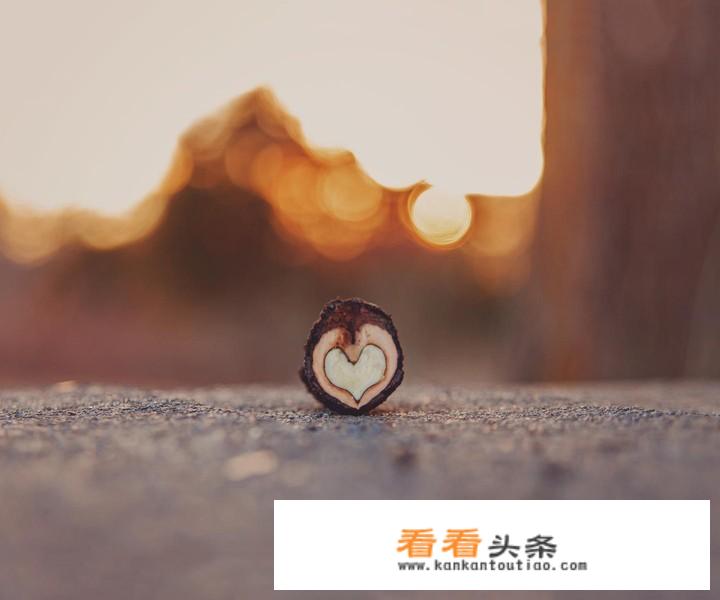 男朋友和女孩子打游戏，我生气了，是我太小气了吗？