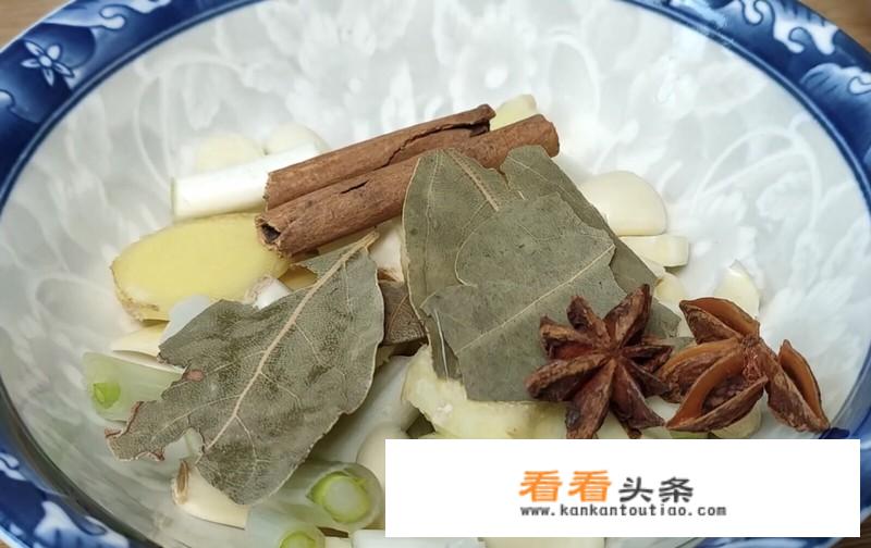 炖鸡爪子最好吃的做法？