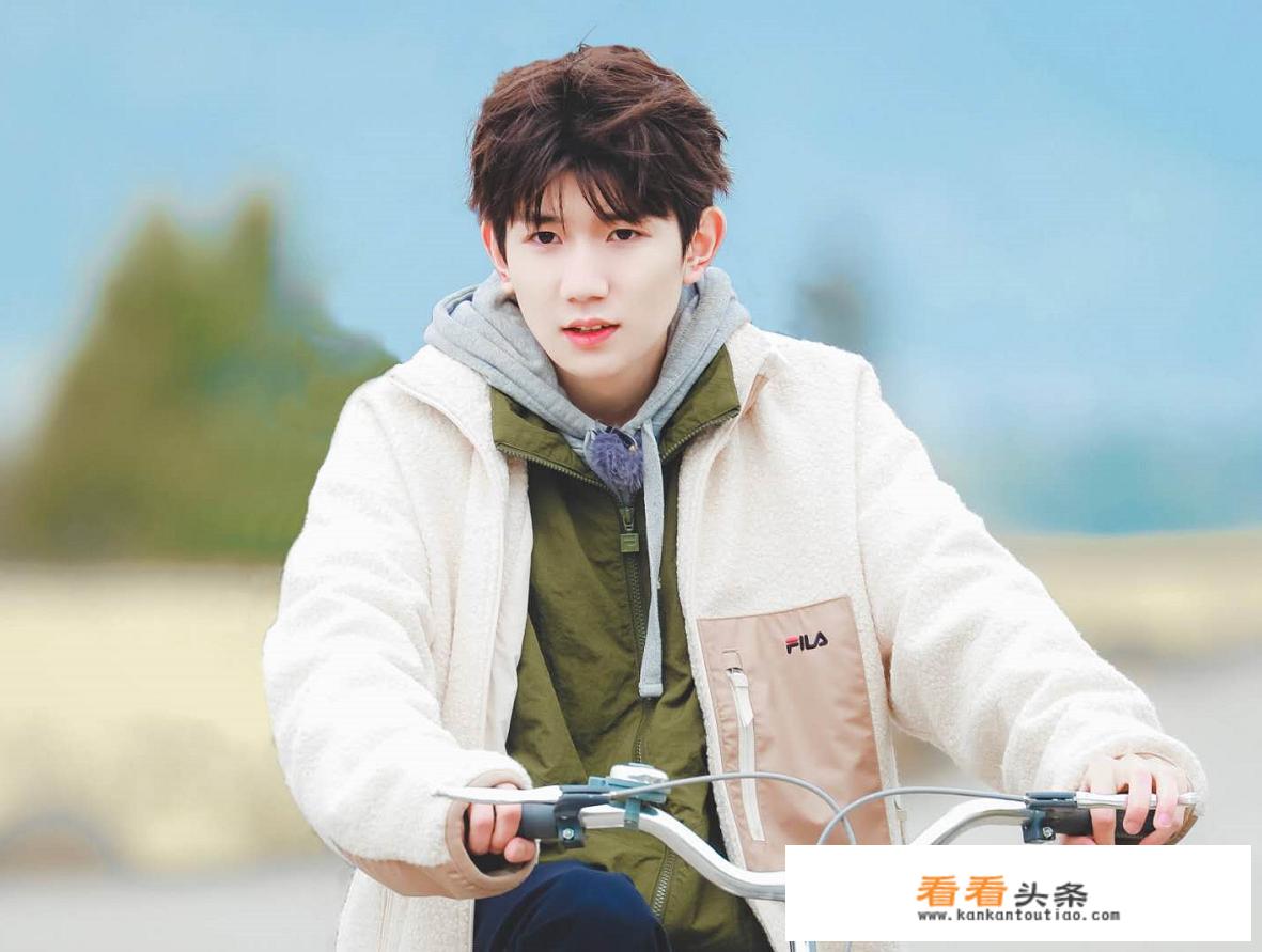 TFBOYS中，王源和王俊凯是亲兄弟吗？