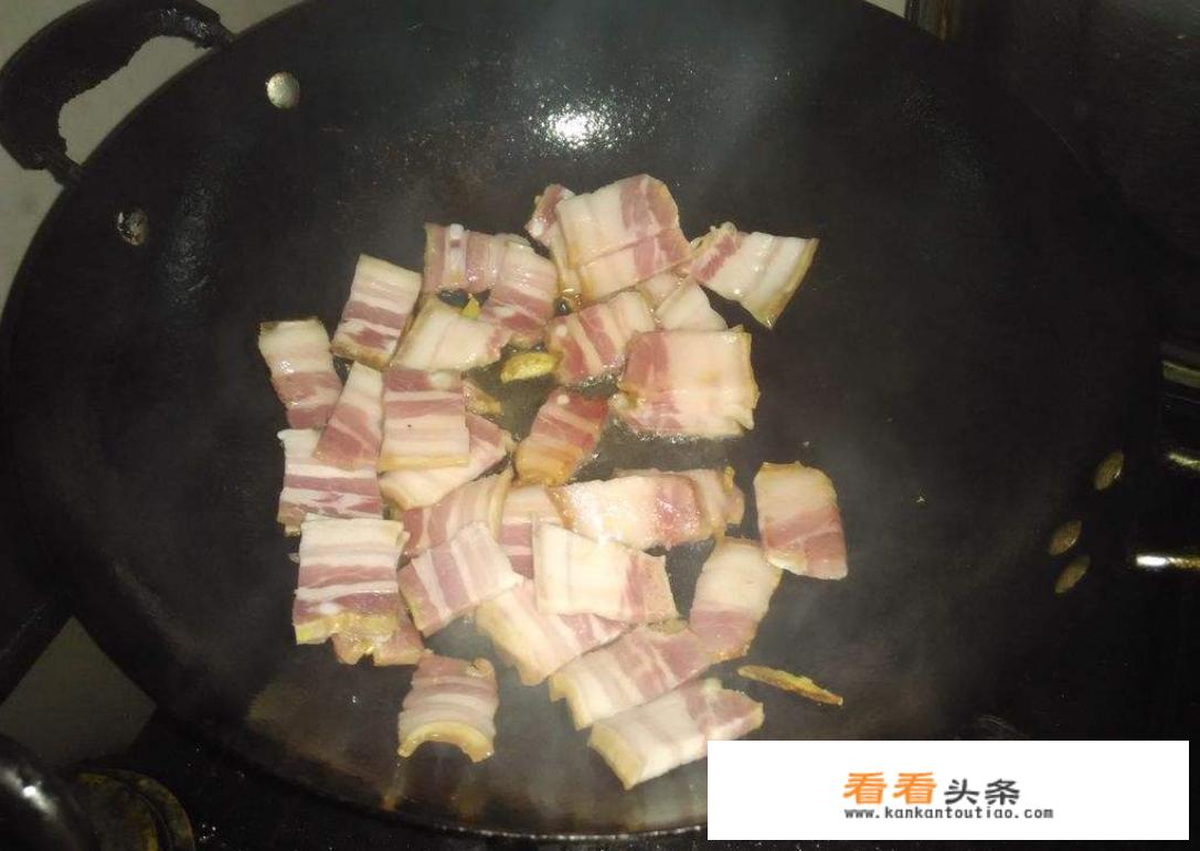 谁知道热门吃播光小强视频中吃的辣白菜五花肉怎么做的啊？