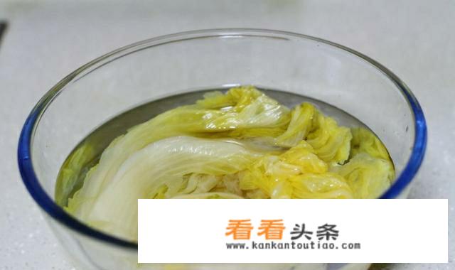 屈浩酸菜白肉正宗做法？