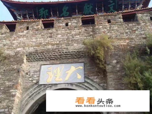 两个人想在八月中旬穷游云南，15天左右，大约花费多少？
