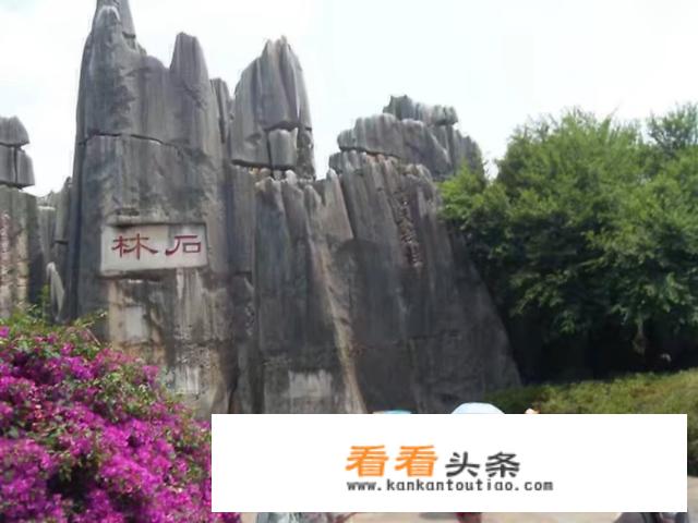 两个人想在八月中旬穷游云南，15天左右，大约花费多少？