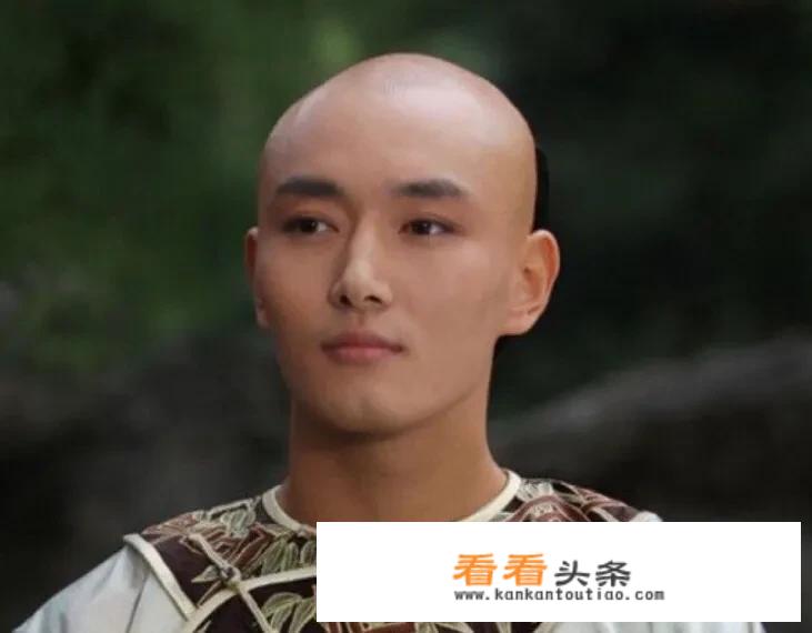 果郡王生病时为何把浣碧看成了莞嫔装扮的甄嬛，而不是凌云峰装扮？