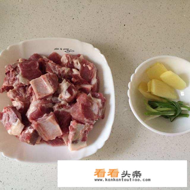 排骨汤加了隔夜冬瓜后排骨表面被染了黄色？