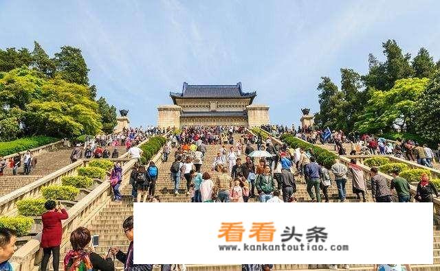 一家三口准备到南京游玩2-3天，有什么景点和美食值得推荐？