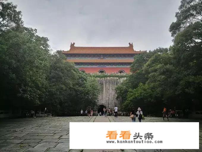 一家三口准备到南京游玩2-3天，有什么景点和美食值得推荐？