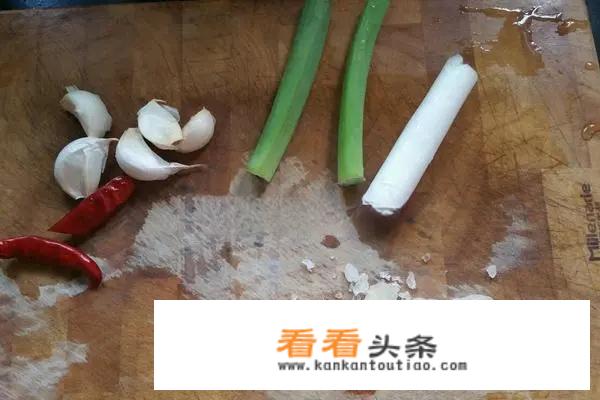 炒牛蛙的家常做法？