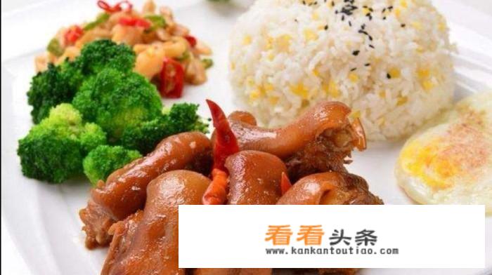 猪脚饭里的时蔬是怎么做？但一定不是炒的，都用什么调料？