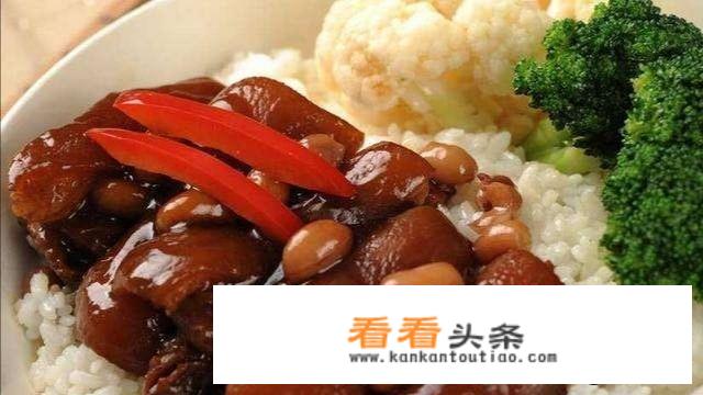 猪脚饭里的时蔬是怎么做？但一定不是炒的，都用什么调料？