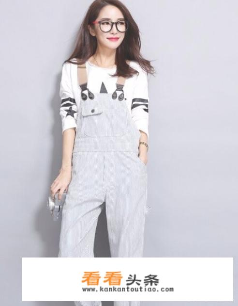 背带裤怎么搭配衣服？