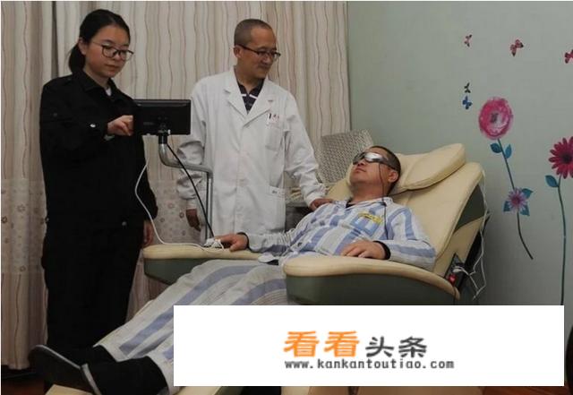 成为一名音乐治疗师的必备的条件是什么？