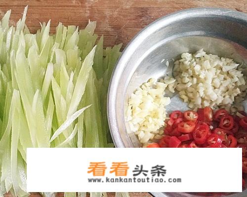 凉拌青笋正确好吃的做法？