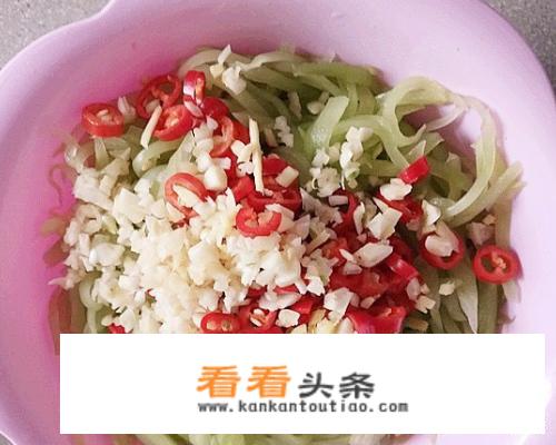 凉拌青笋正确好吃的做法？