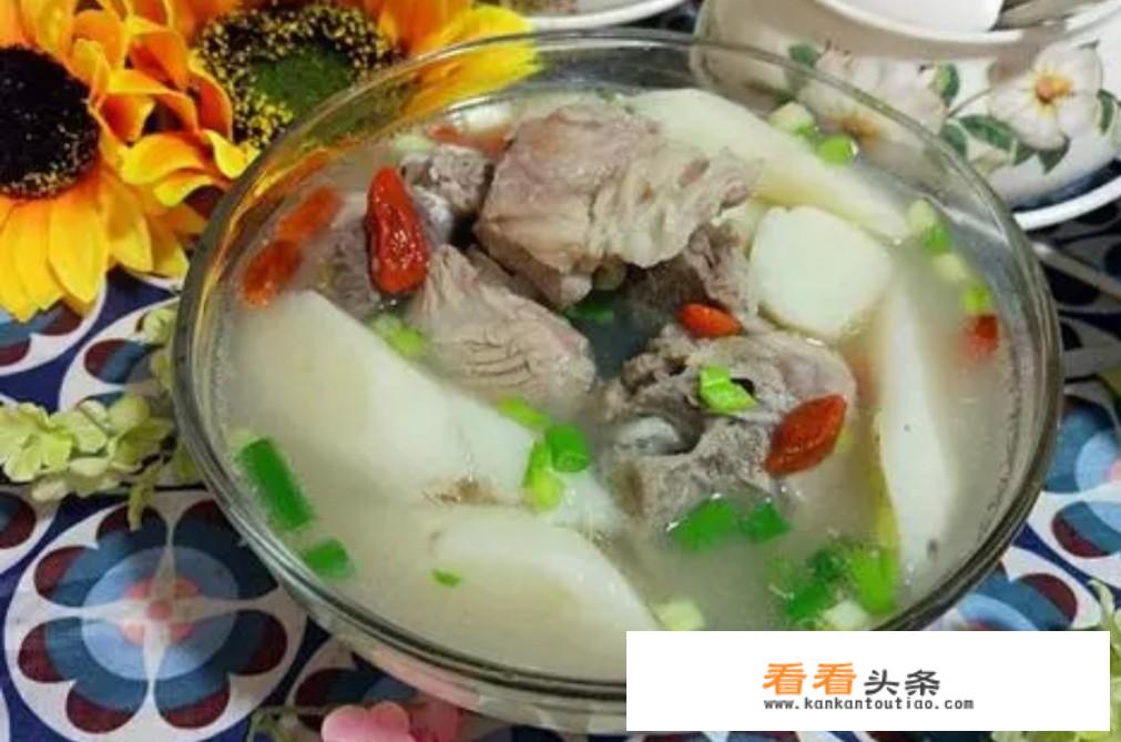 排骨汤怎样做汤是白的？