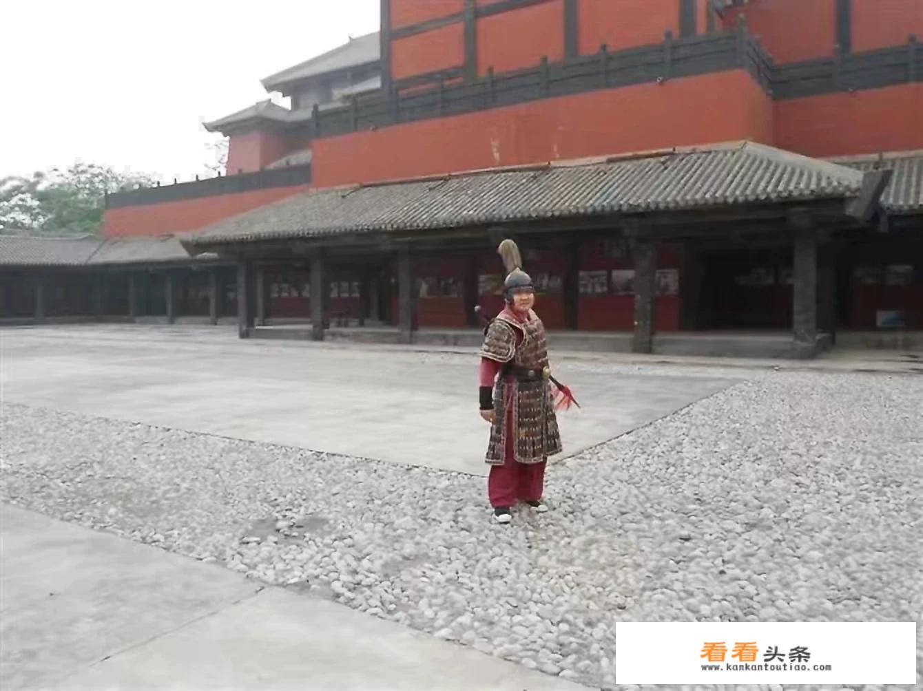 刚谈的男朋友，总想拥抱接吻，是不是很轻浮？这段感情能继续吗？