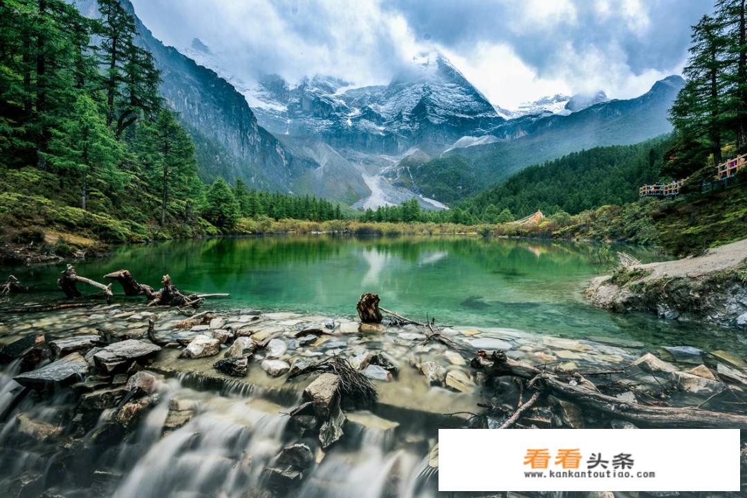 成都到稻城亚丁报团还是自由行？