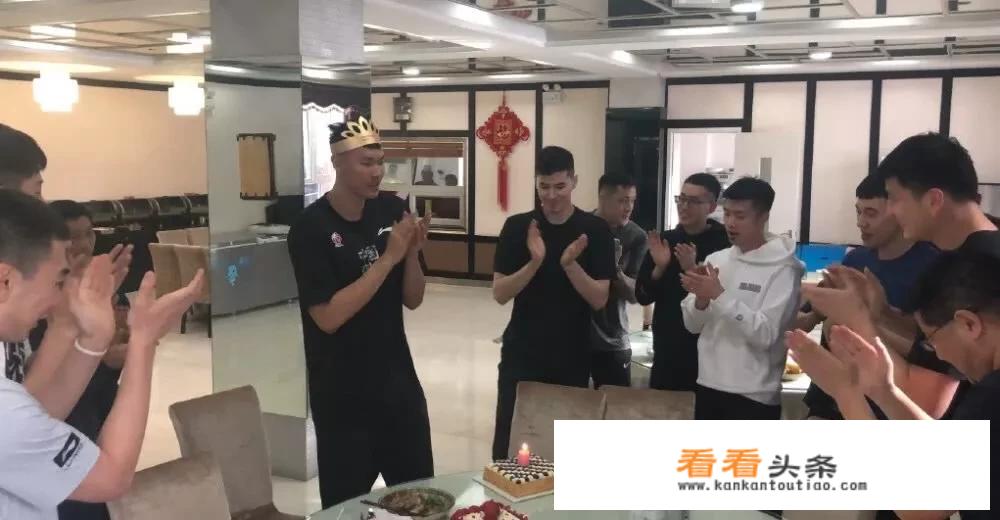 新疆小将生日会暴露李根伤情，拍蛋糕专业户恐缺席总决赛第三场，对新疆有什么影响？